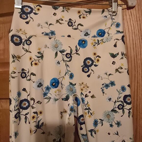 Athletic leggings - m -  Fabletics - cream with blue flowers - Picture 2 of 5